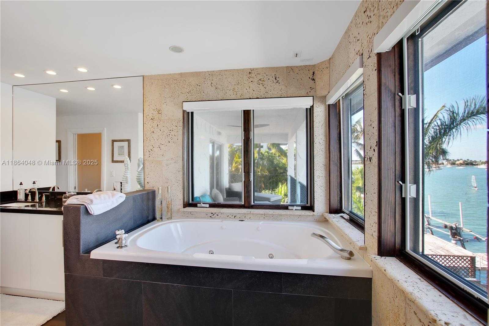 Small Image of 257 NORTH COCONUT LN, Miami Beach Number 15
