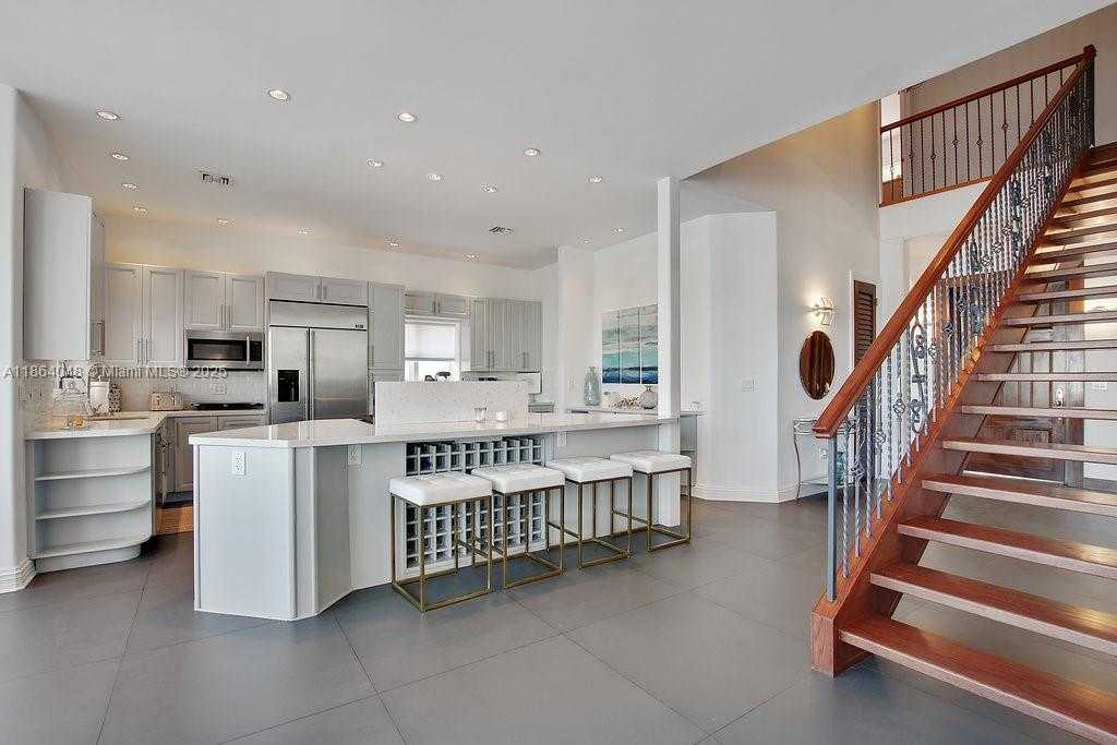 Small Image of 257 NORTH COCONUT LN, Miami Beach Number 7
