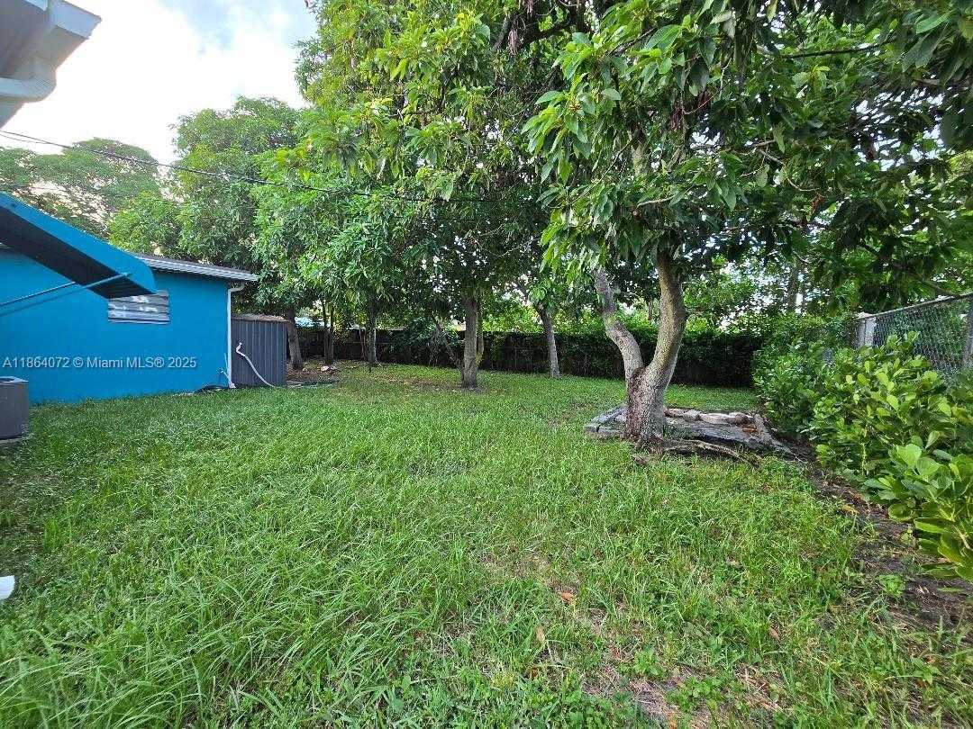Small Image of 629 TROY BLVD, West Palm Beach Number 3