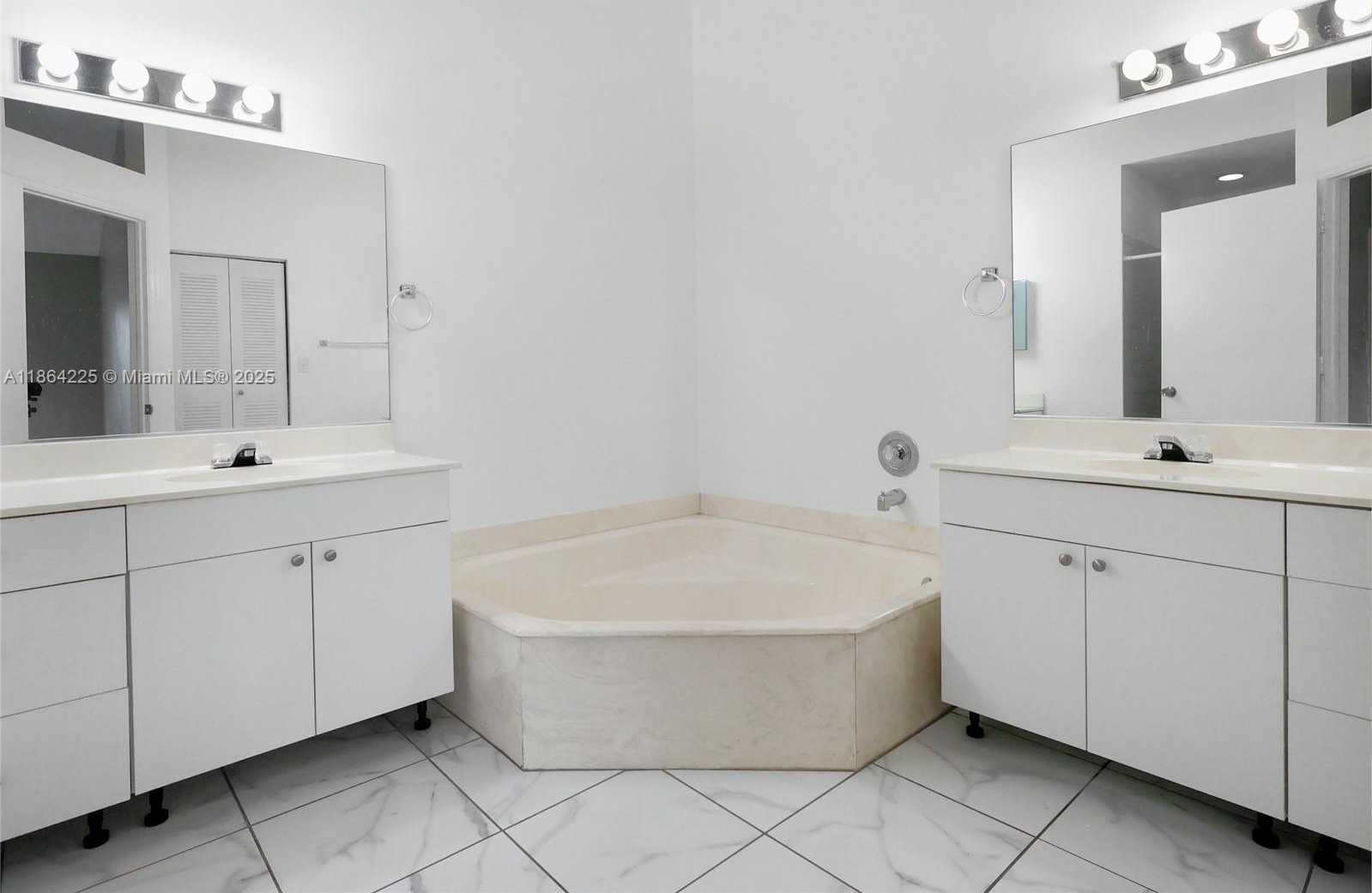 Small Image of 8934 NORTH WEST 189TH TER, Hialeah Number 10