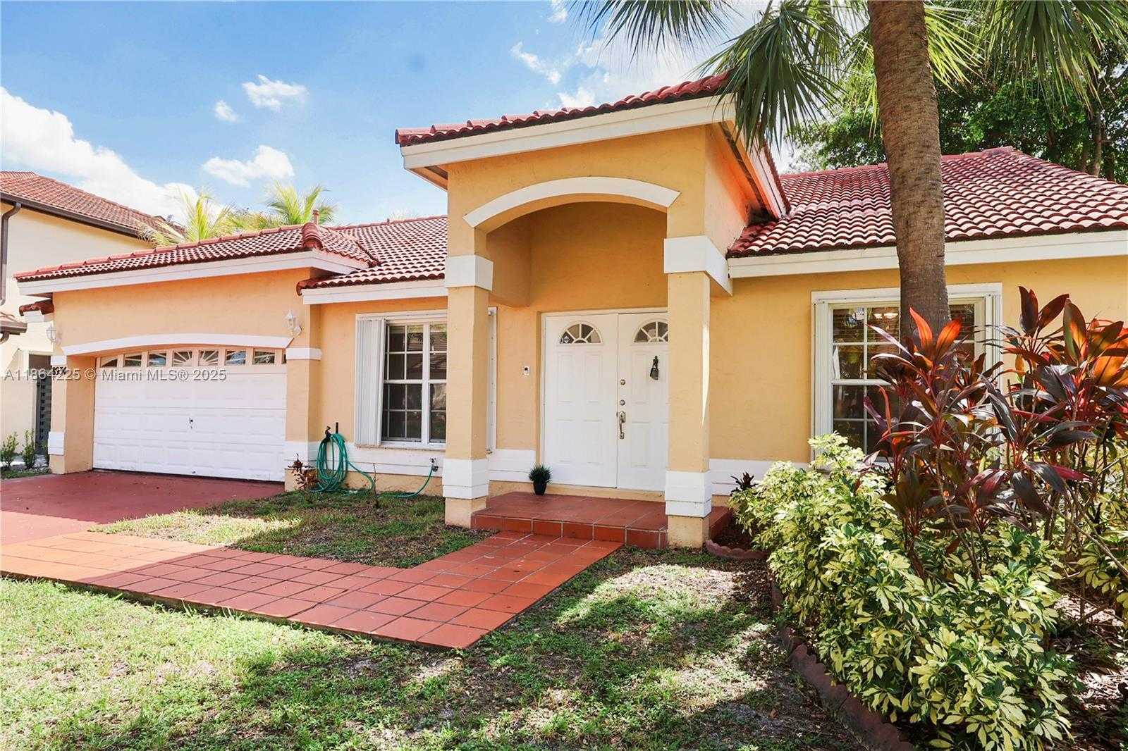 Small Image of 8934 NORTH WEST 189TH TER, Hialeah Number 2