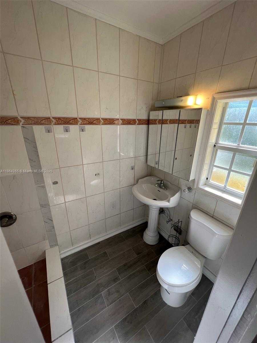 Small Image of 695 NORTH EAST 81ST ST #1, Miami Number 19