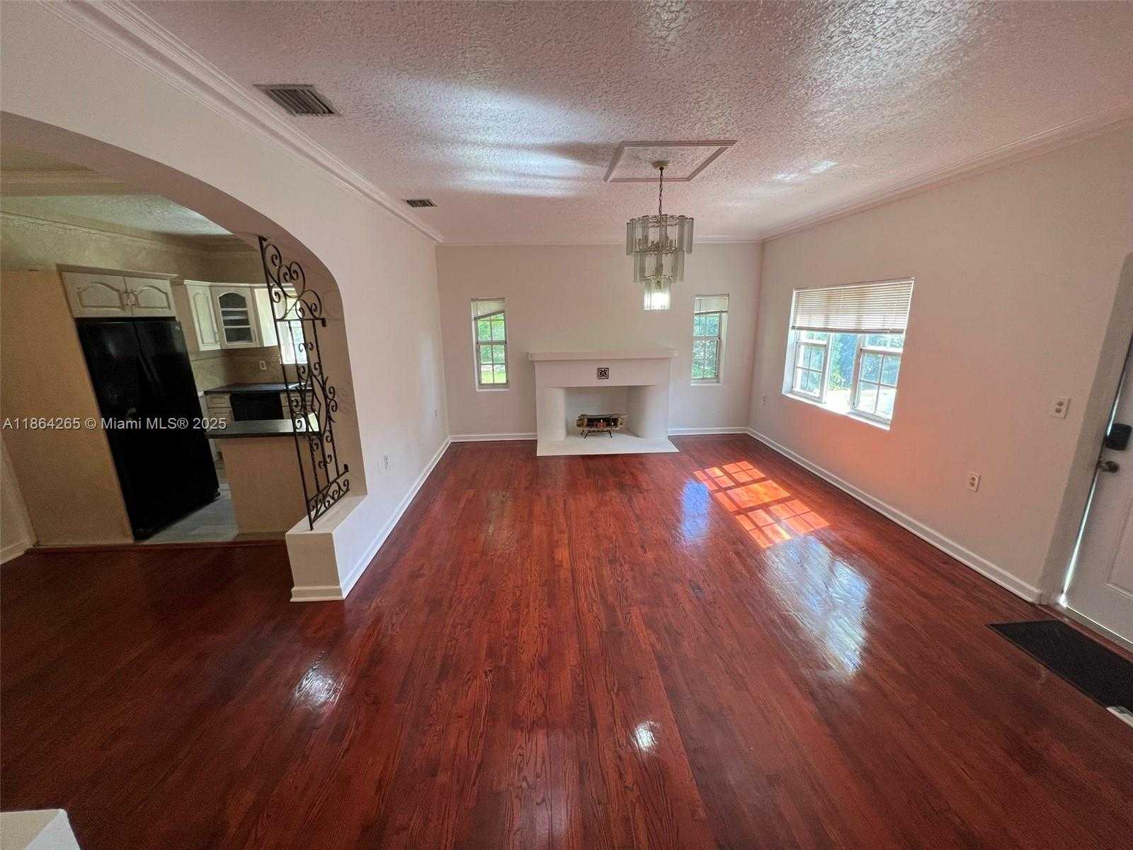 Small Image of 695 NORTH EAST 81ST ST #1, Miami Number 4