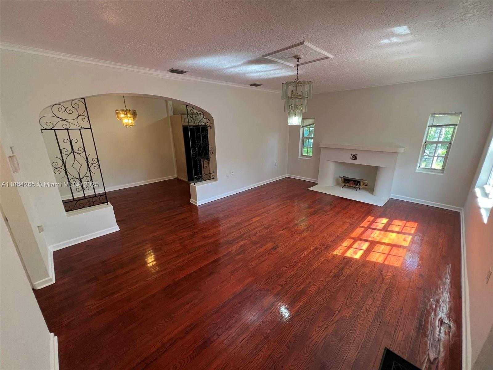 Small Image of 695 NORTH EAST 81ST ST #1, Miami Number 5