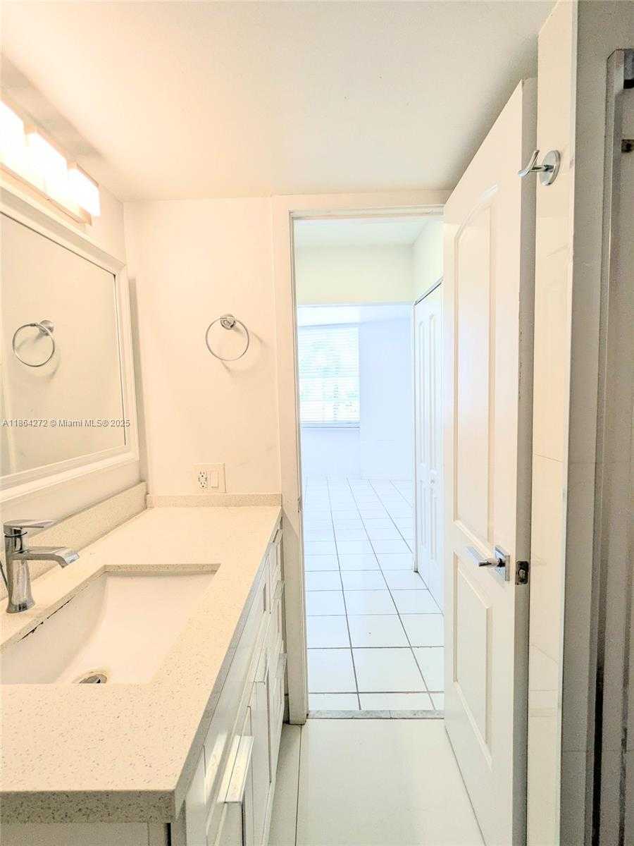 Small Image of 710 WASHINGTON AVE #324, Miami Beach Number 14