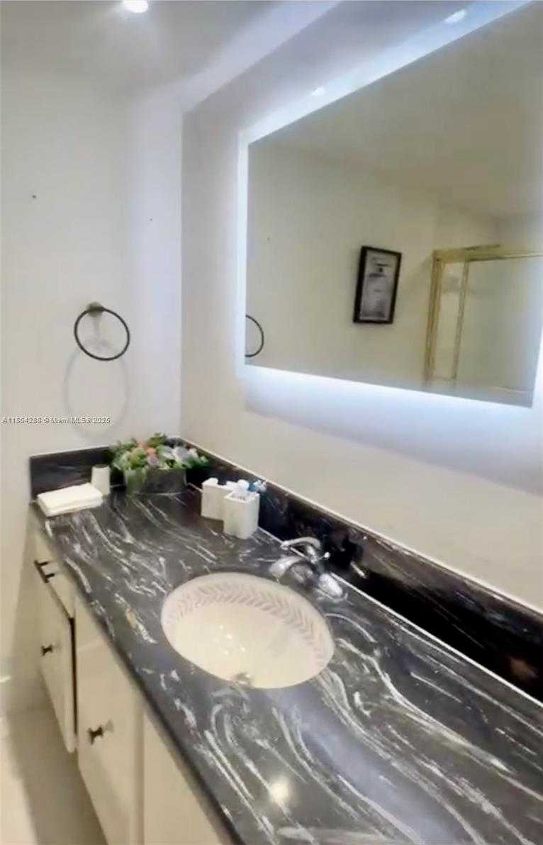 Small Image of 18071 BISCAYNE BLVD #1704, Aventura Number 12