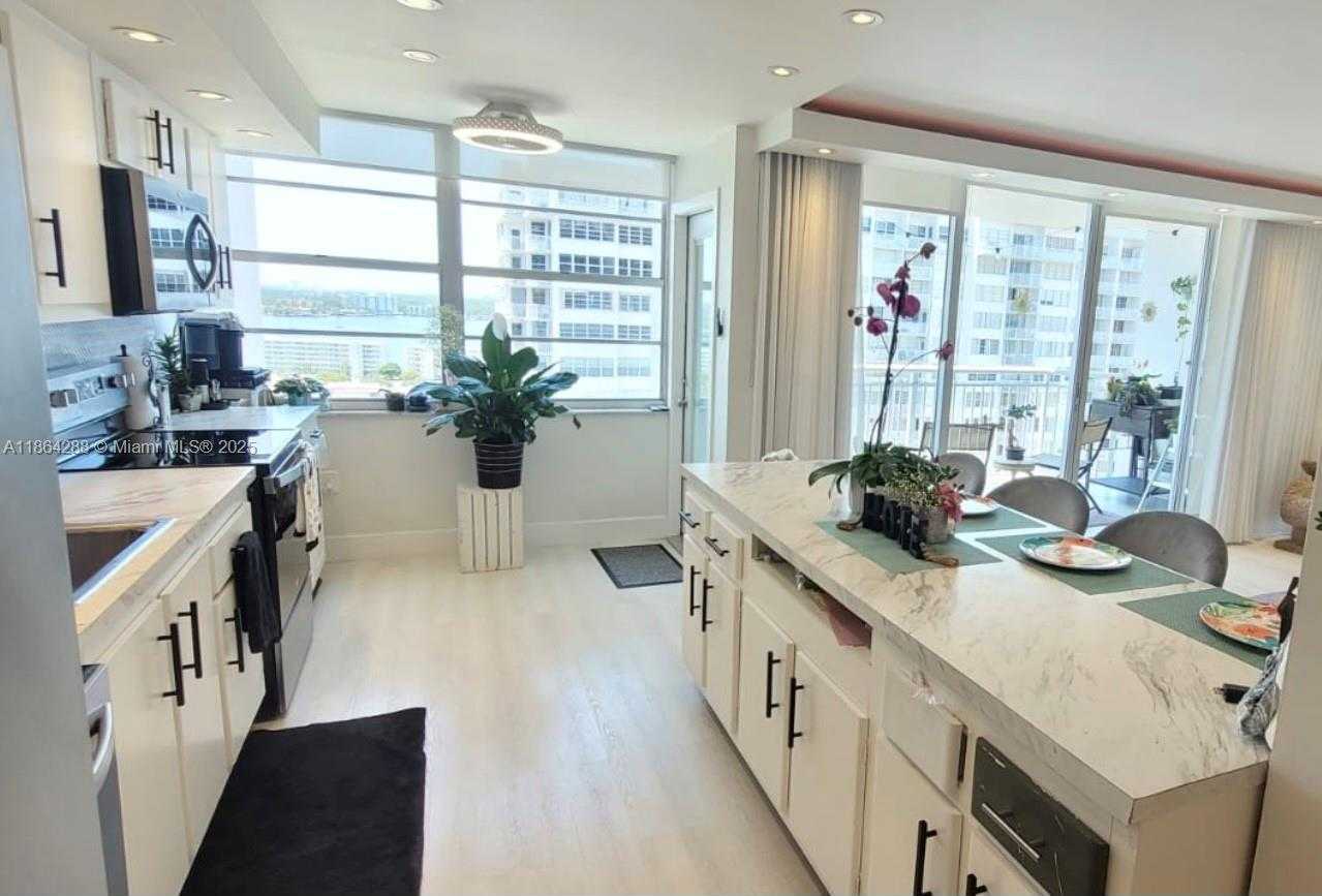 Small Image of 18071 BISCAYNE BLVD #1704, Aventura Number 4