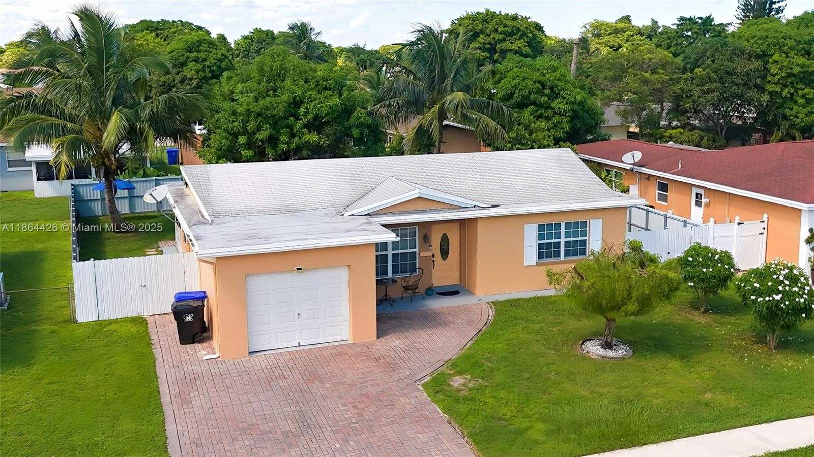 Small Image of 6711 BOULEVARD OF CHAMPIONS, North Lauderdale Number 2