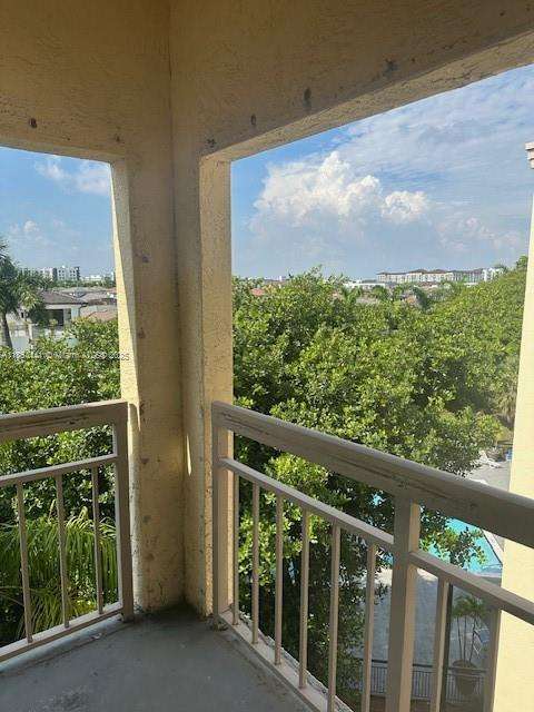 Small Image of 8290 LAKE DR #522, Doral Number 3