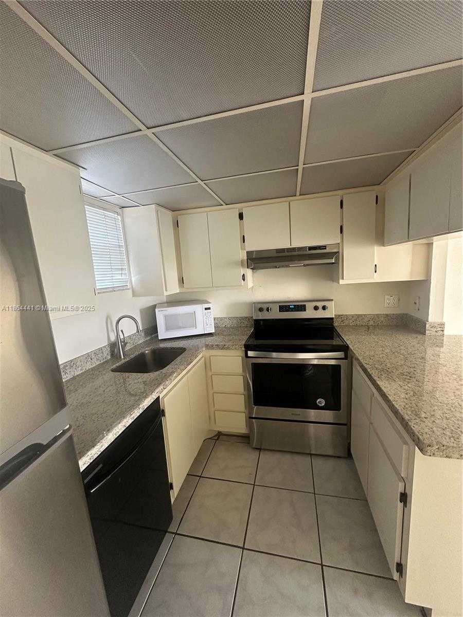 Small Image of 8290 LAKE DR #522, Doral Number 4