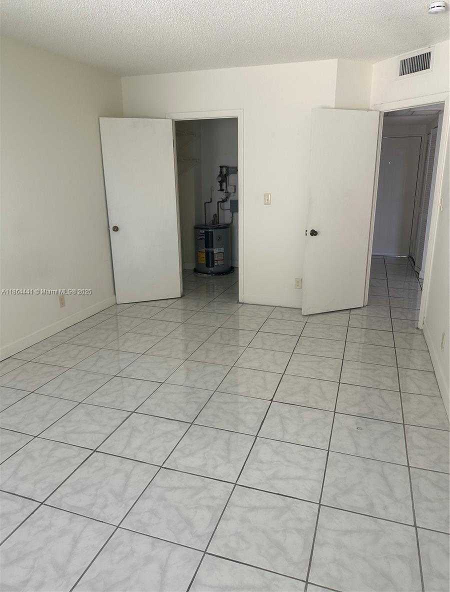 Small Image of 8290 LAKE DR #522, Doral Number 5