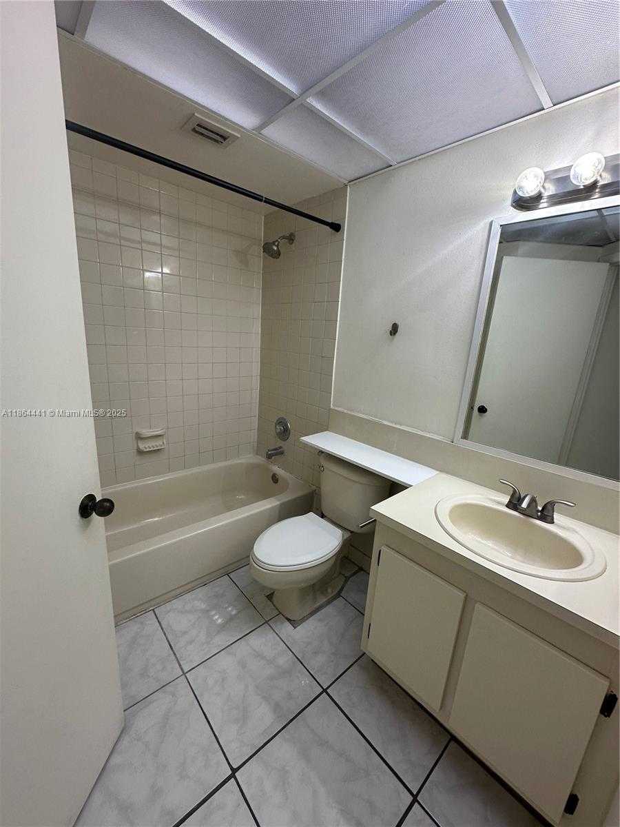 Small Image of 8290 LAKE DR #522, Doral Number 6