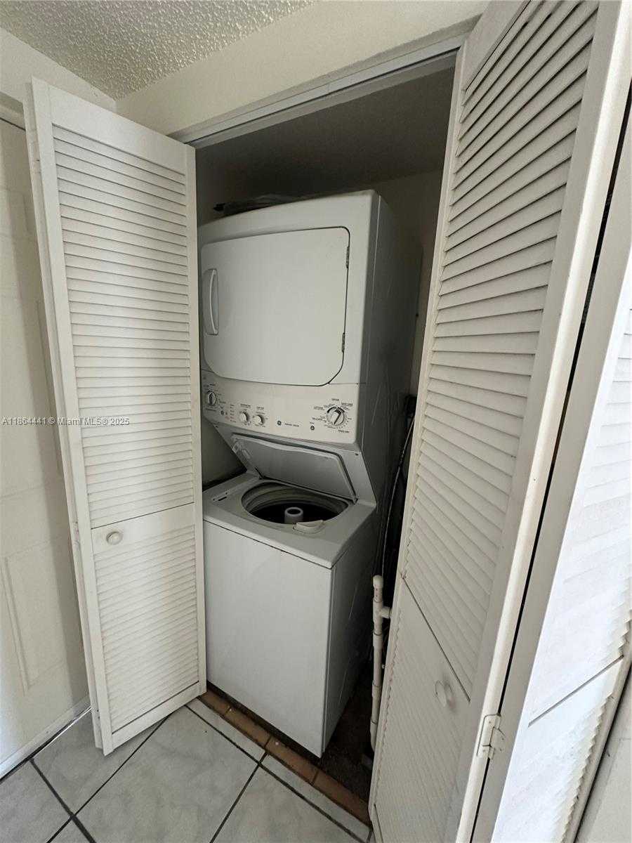 Small Image of 8290 LAKE DR #522, Doral Number 7