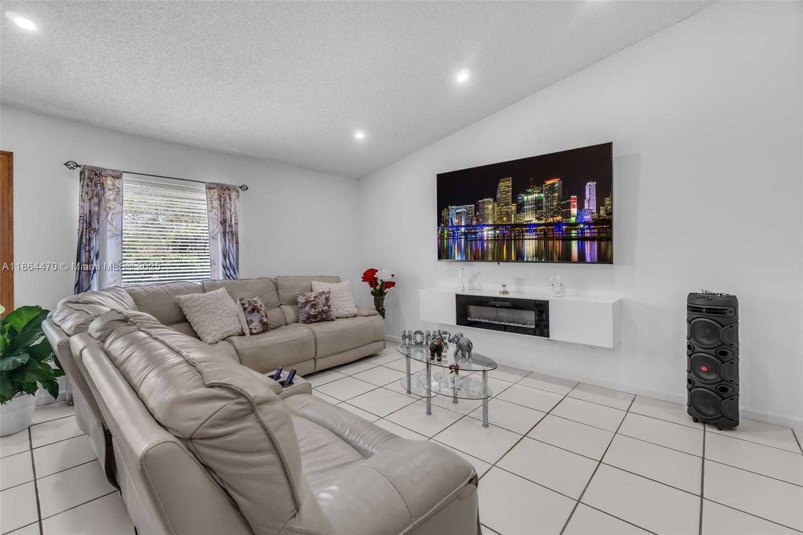 Small Image of 2590 SOUTH EAST 7TH PL, Homestead Number 8