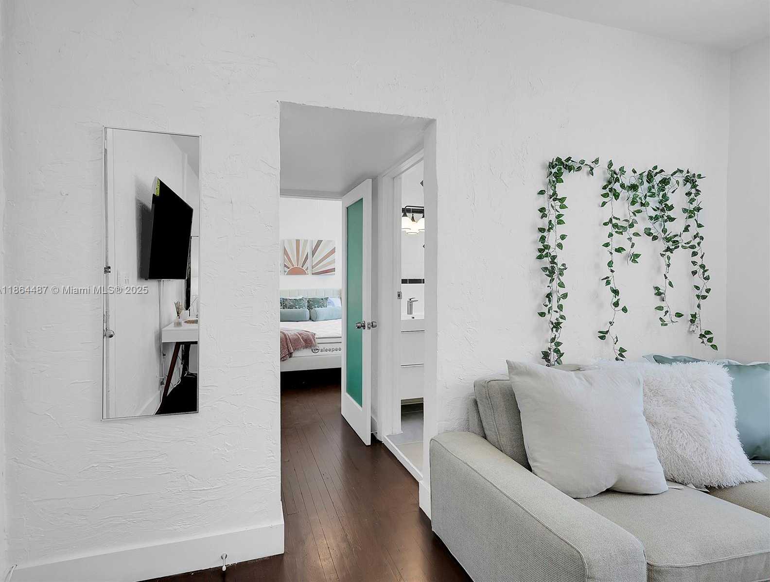 Small Image of 1618 MICHIGAN AVE #25, Miami Beach Number 4