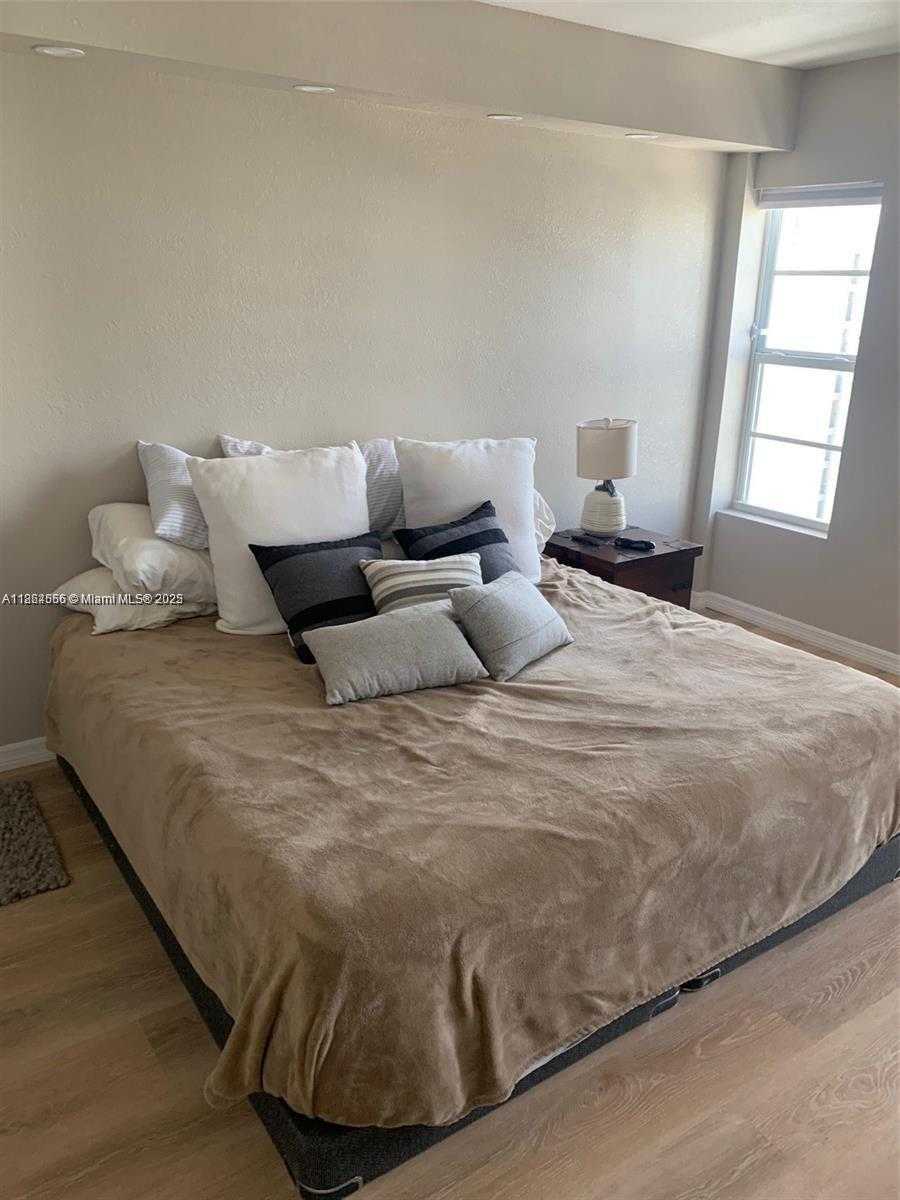 Small Image of 1345 WEST AVE #902, Miami Beach Number 5