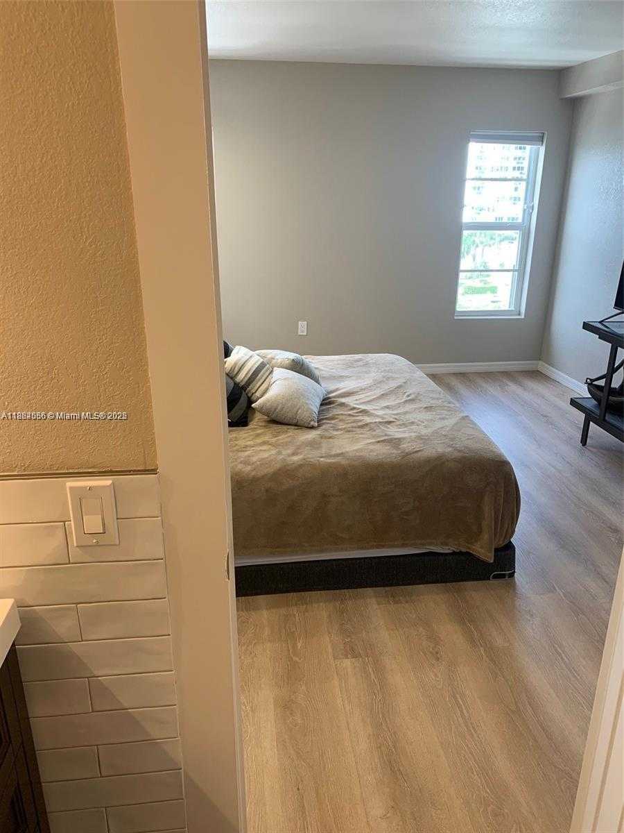 Small Image of 1345 WEST AVE #902, Miami Beach Number 6