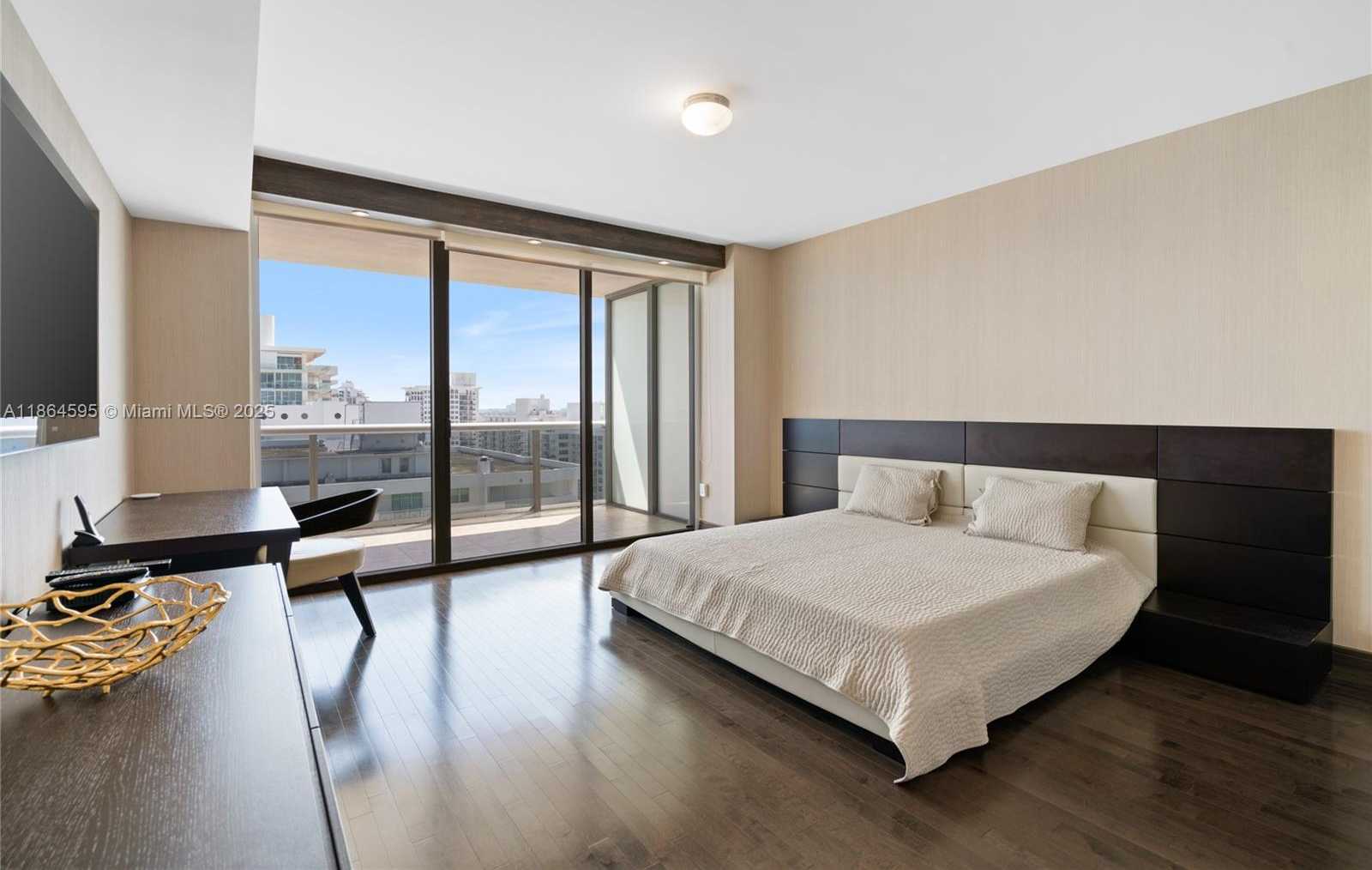 Small Image of 5875 COLLINS AVE #1902, Miami Beach Number 23