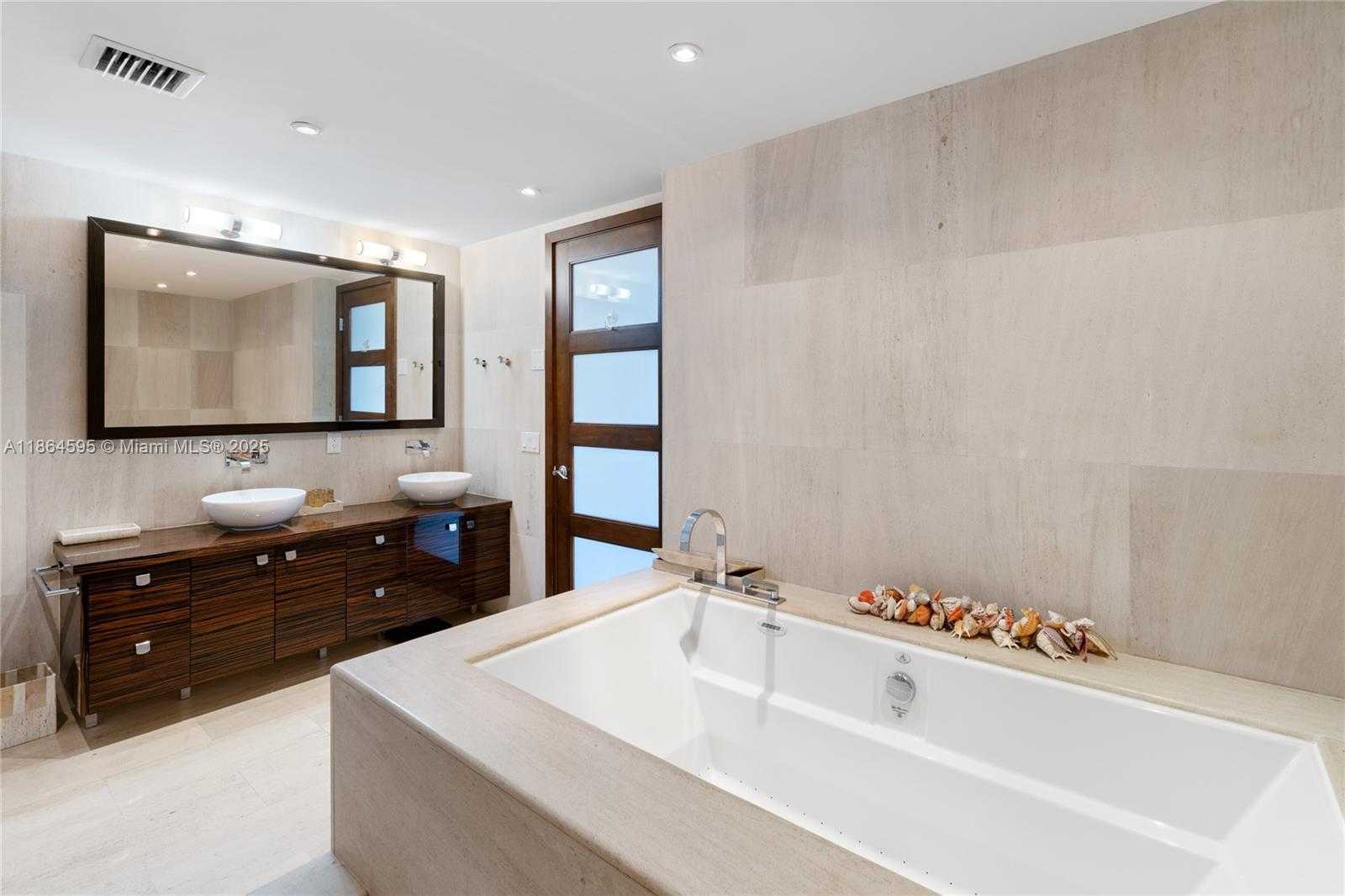 Small Image of 5875 COLLINS AVE #1902, Miami Beach Number 32