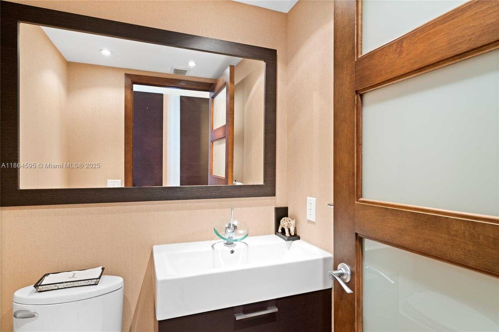 Small Image of 5875 COLLINS AVE #1902, Miami Beach Number 36