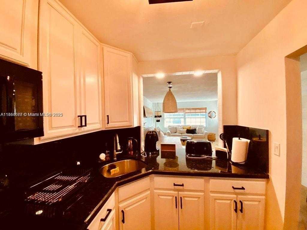 Small Image of 325 OCEAN DR #408, Miami Beach Number 4