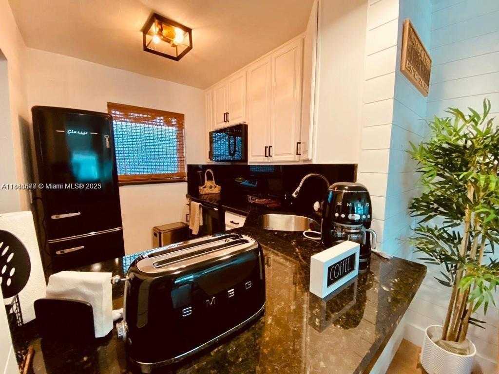Small Image of 325 OCEAN DR #408, Miami Beach Number 5