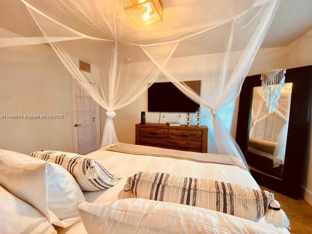 Small Image of 325 OCEAN DR #408, Miami Beach Number 8