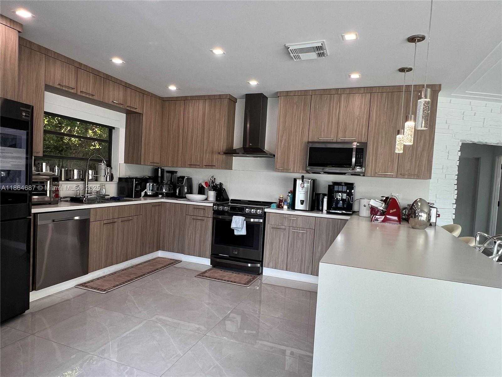 Small Image of 2062 NORTH EAST 121ST RD, North Miami Number 13