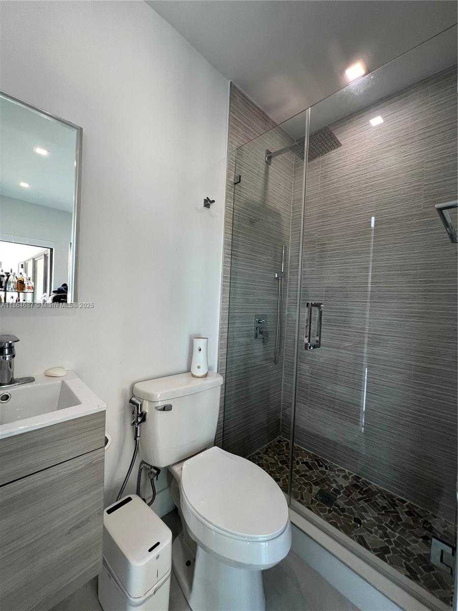 Small Image of 2062 NORTH EAST 121ST RD, North Miami Number 21