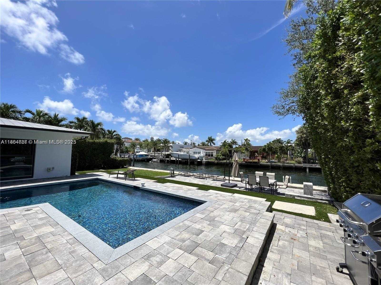 Small Image of 2062 NORTH EAST 121ST RD, North Miami Number 22