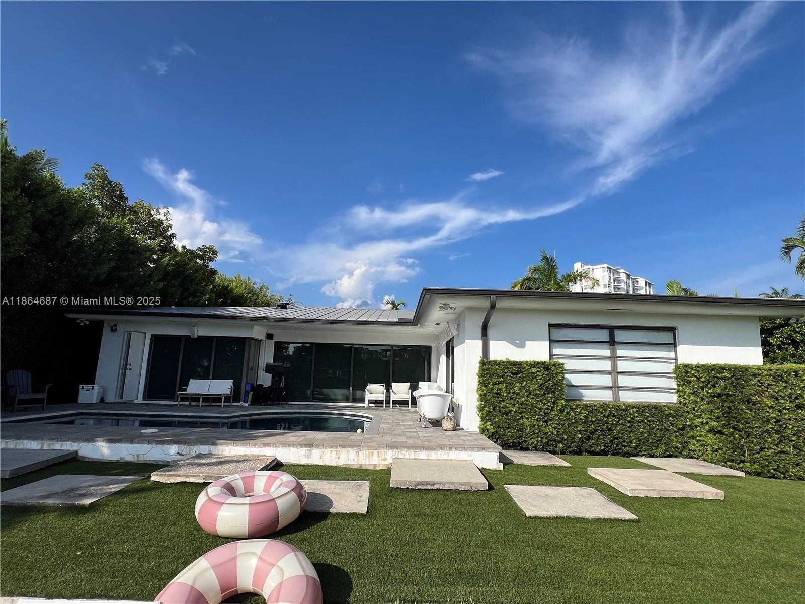 Small Image of 2062 NORTH EAST 121ST RD, North Miami Number 23