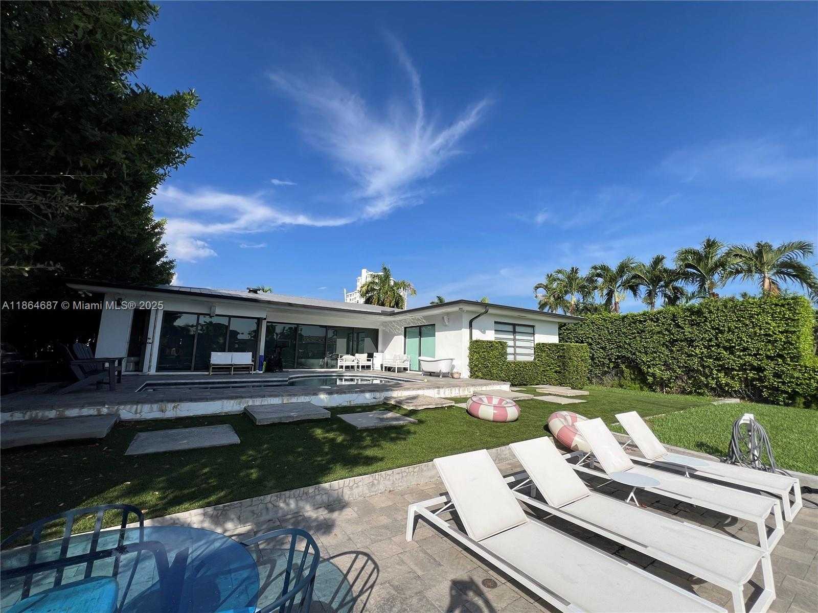 Small Image of 2062 NORTH EAST 121ST RD, North Miami Number 24
