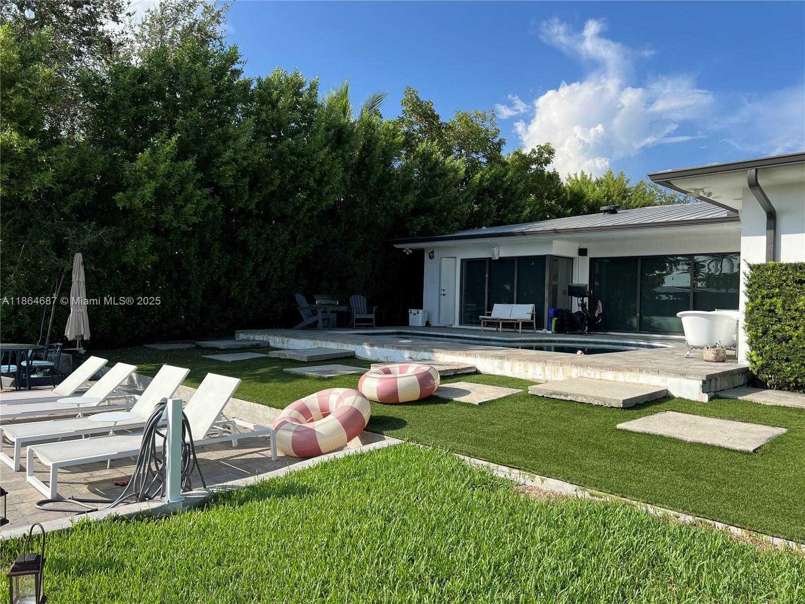Small Image of 2062 NORTH EAST 121ST RD, North Miami Number 25