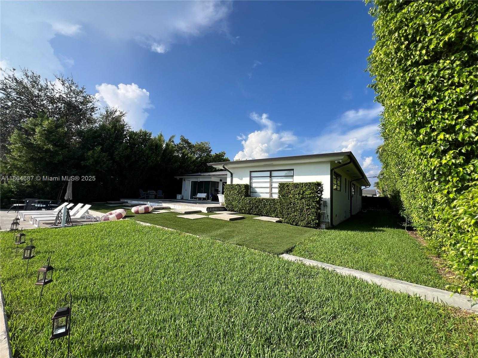 Small Image of 2062 NORTH EAST 121ST RD, North Miami Number 26