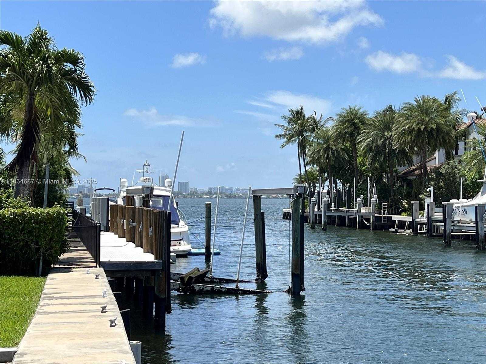 Small Image of 2062 NORTH EAST 121ST RD, North Miami Number 28