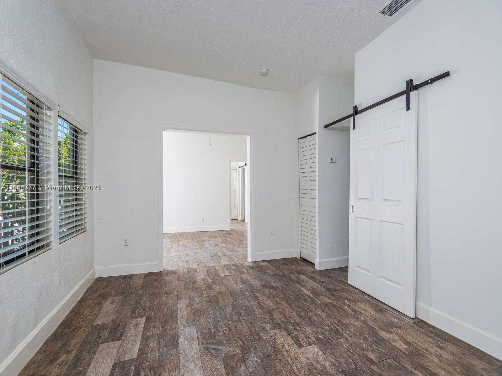 Small Image of 3452 MARGARET ST, Miami Number 8