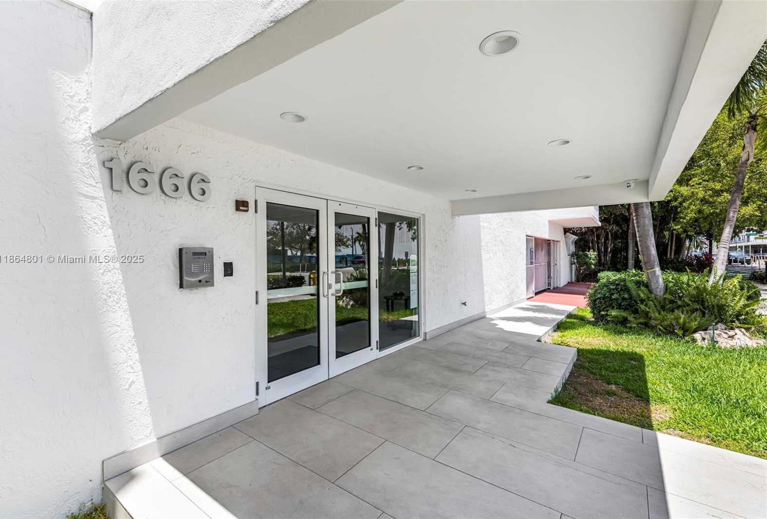 Small Image of 1666 WEST AVE #307, Miami Beach Number 2
