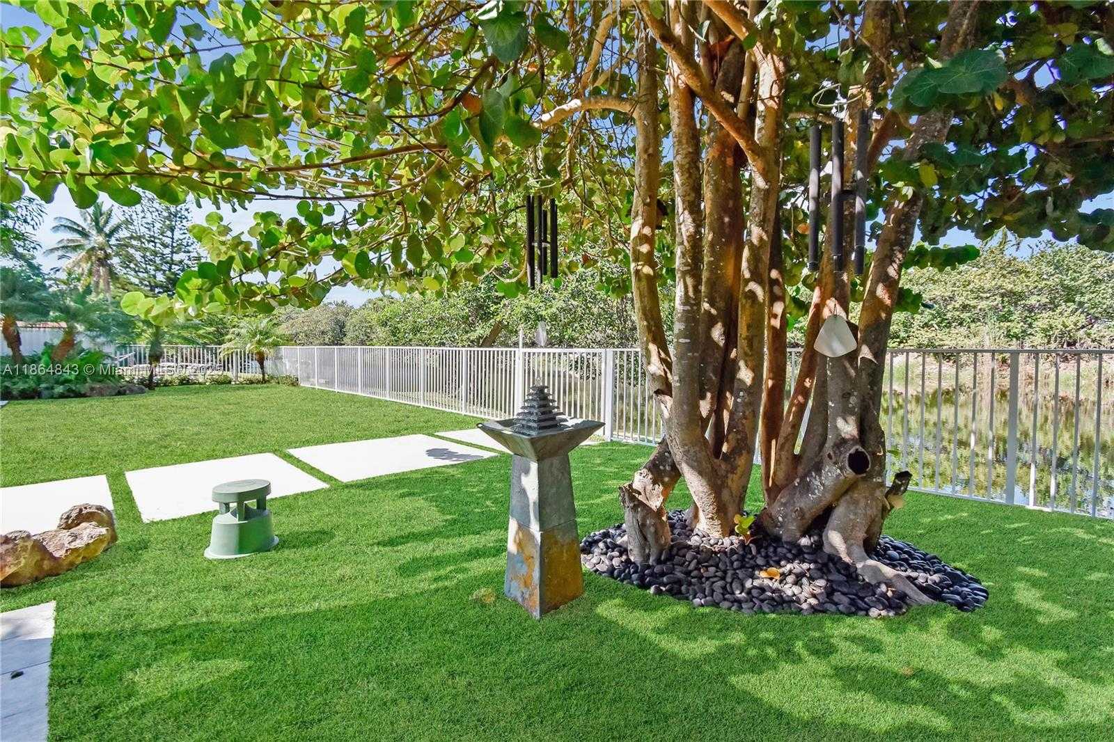 Small Image of 14441 SOUTH BISCAYNE RIVER RD, Miami Number 5