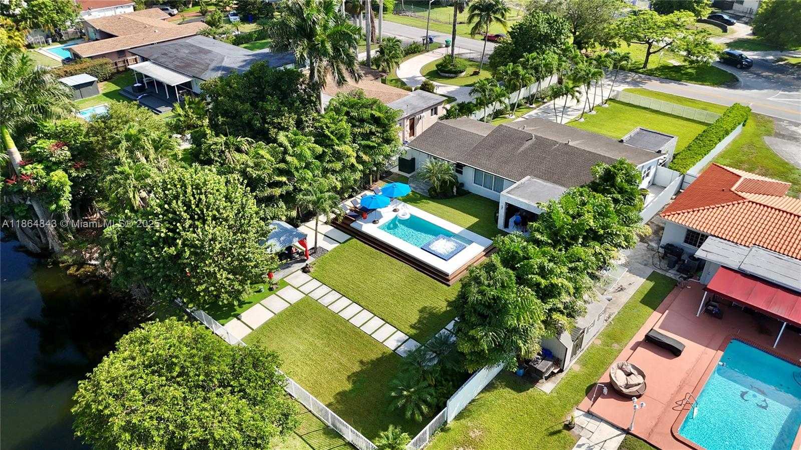 Small Image of 14441 SOUTH BISCAYNE RIVER RD, Miami Number 6