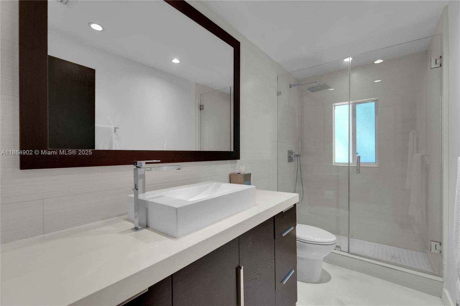 Small Image of 1111 NORTH VENETIAN DR, Miami Number 18