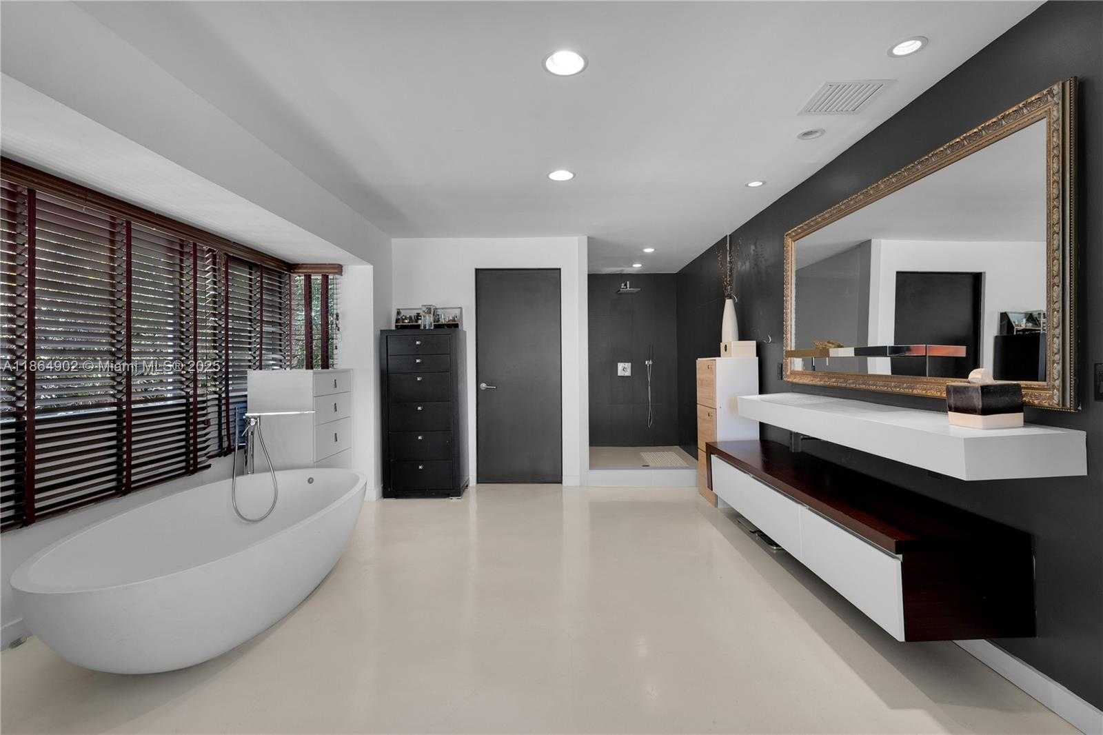 Small Image of 1111 NORTH VENETIAN DR, Miami Number 21