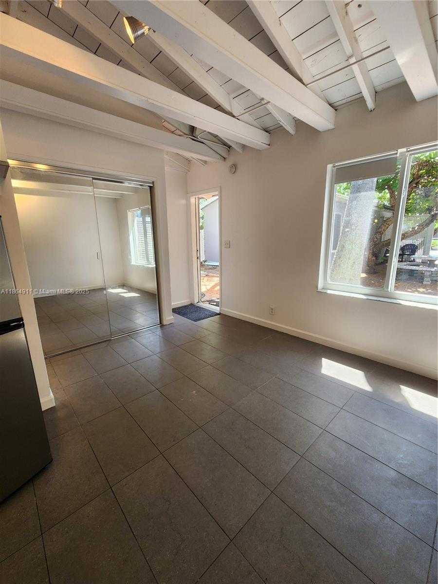 Small Image of Hollywood Number 10