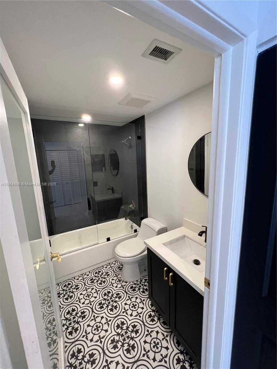 Small Image of 770 CLAUGHTON ISLAND DR #PH-17, Miami Number 11