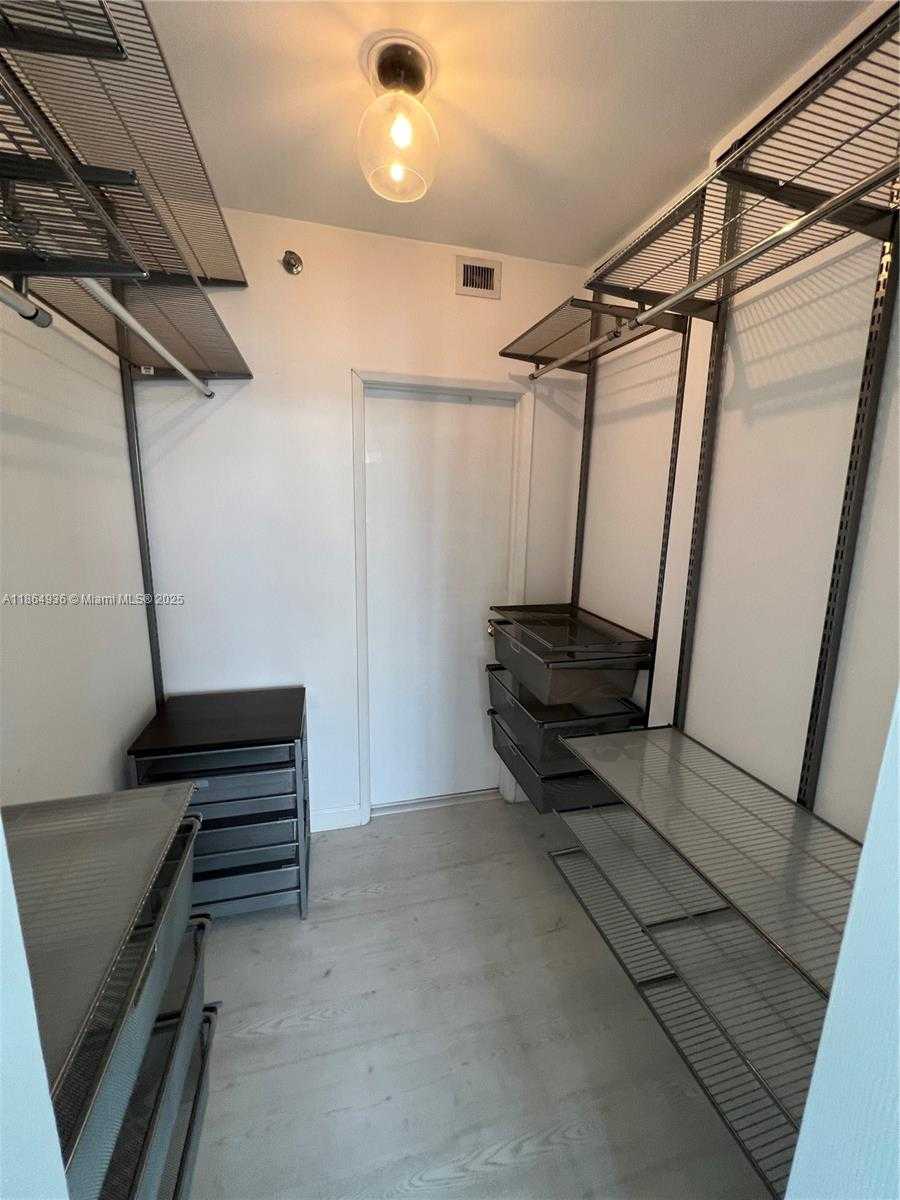Small Image of 770 CLAUGHTON ISLAND DR #PH-17, Miami Number 13