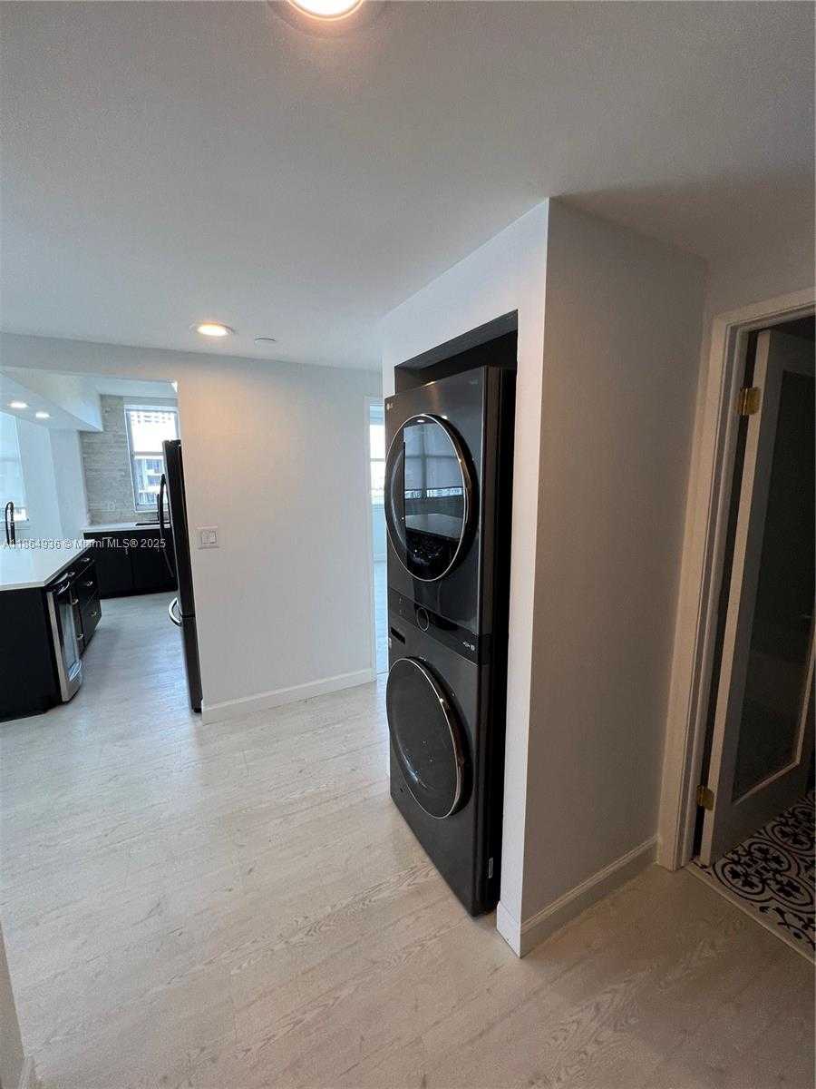 Small Image of 770 CLAUGHTON ISLAND DR #PH-17, Miami Number 15