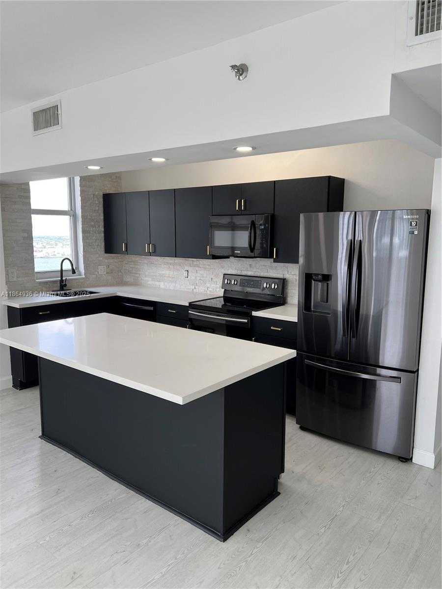 Small Image of 770 CLAUGHTON ISLAND DR #PH-17, Miami Number 3
