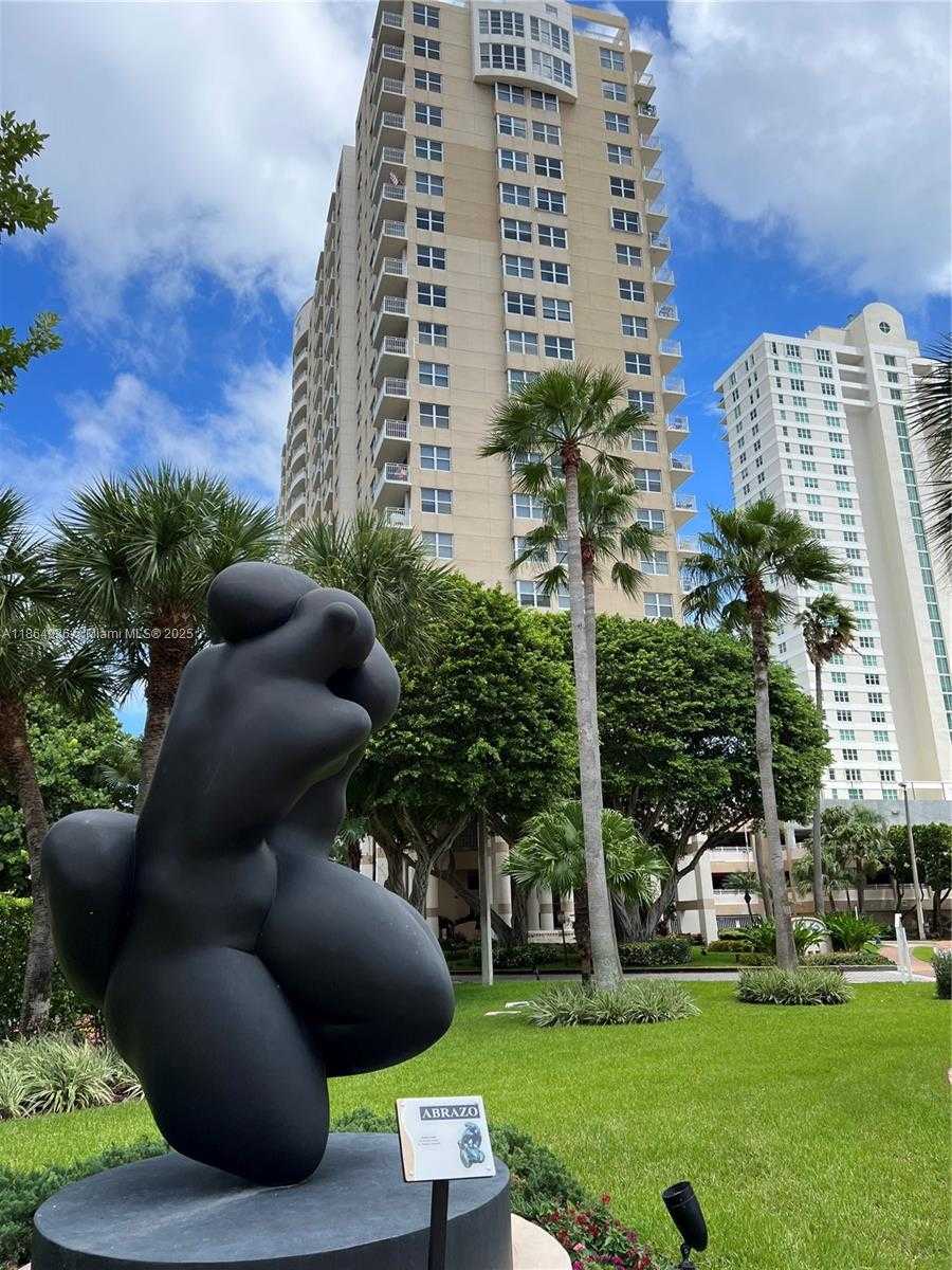 Small Image of 770 CLAUGHTON ISLAND DR #PH-17, Miami Number 32