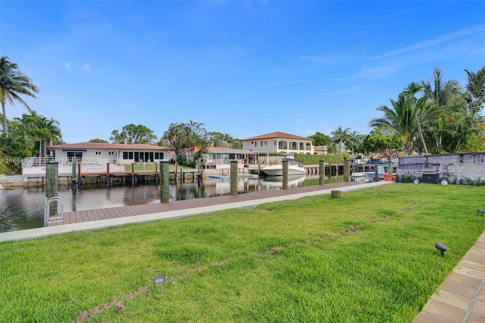 Small Image of 12840 HICKORY RD, North Miami Number 3