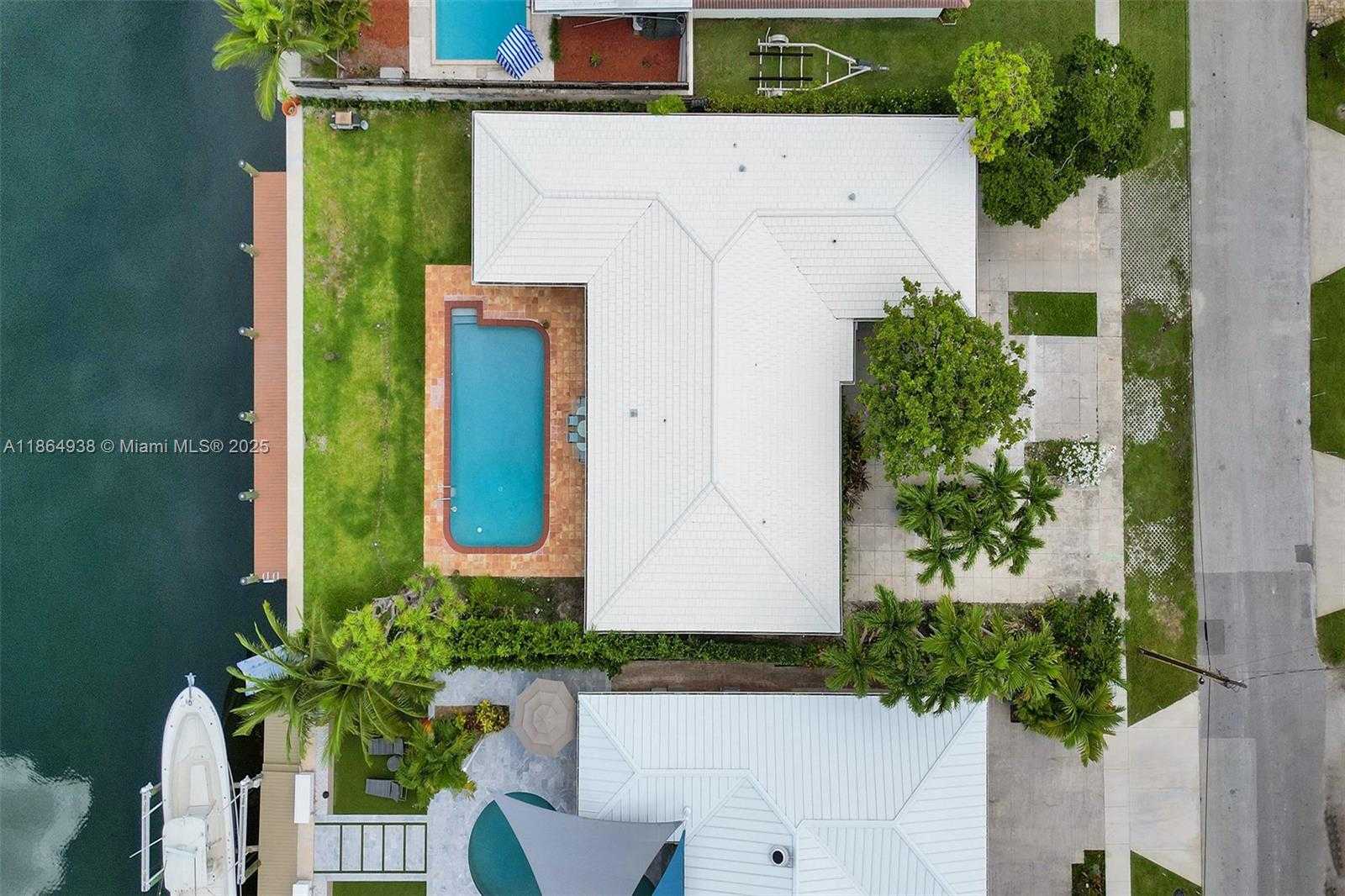 Small Image of 12840 HICKORY RD, North Miami Number 4
