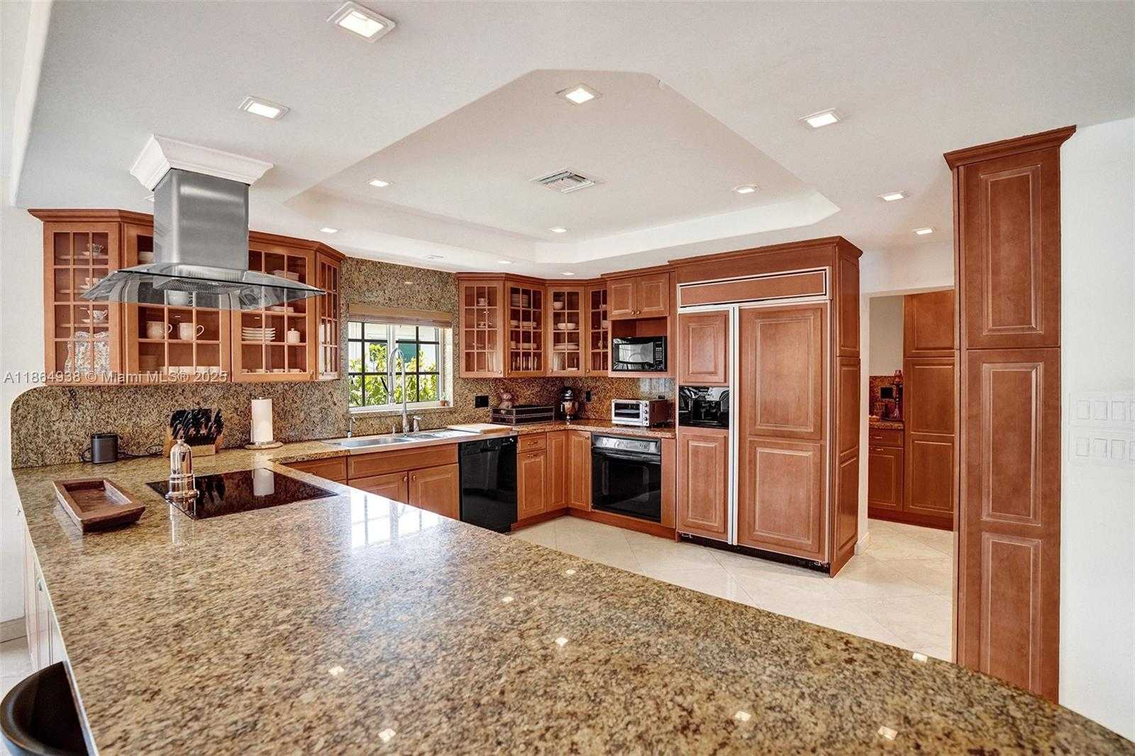 Small Image of 12840 HICKORY RD, North Miami Number 9